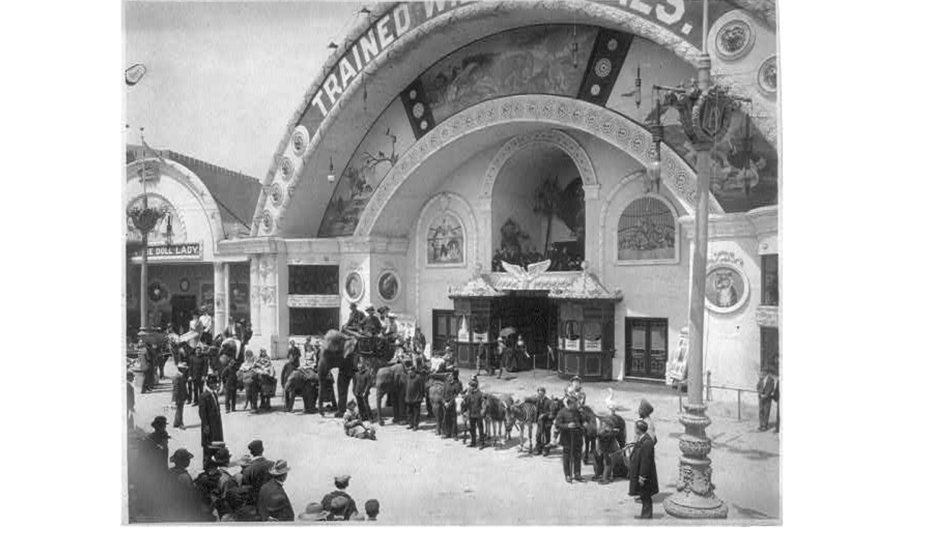 Interior da Galeria de Arte de Chicago em 1893, exibindo arquitetura monumental com dois níveis e detalhes neoclássicos de alta complexidade.