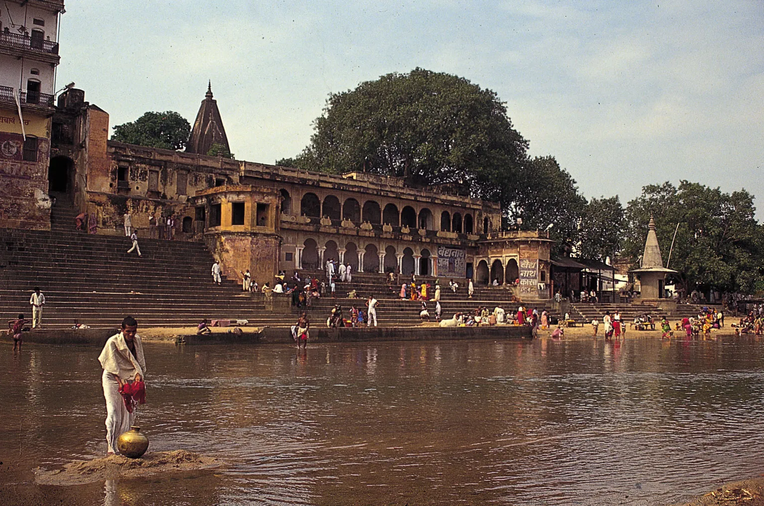Peregrinos hindus no rio Phalgu em Gaya, Bihar, Índia